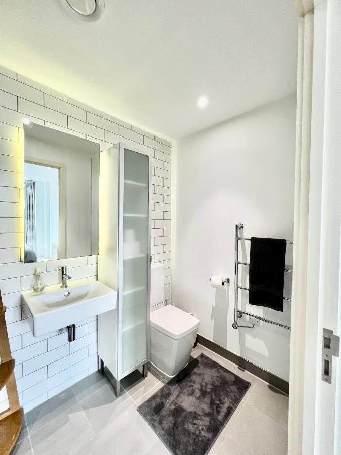 Luxury 2 Bedroom 2 Bathroom Apartment - London City Airport 외부 사진