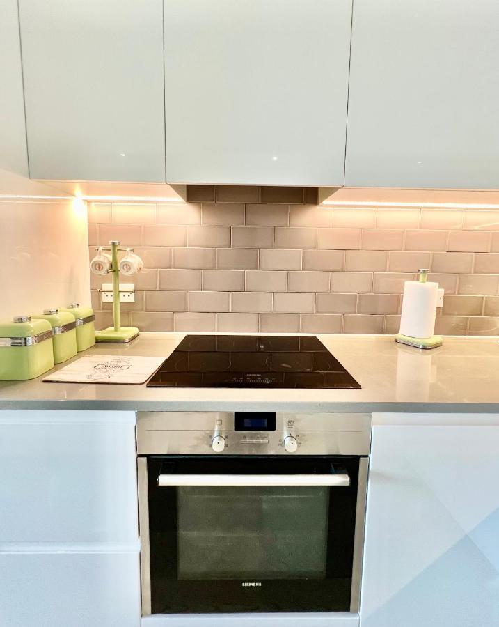 Luxury 2 Bedroom 2 Bathroom Apartment - London City Airport 외부 사진